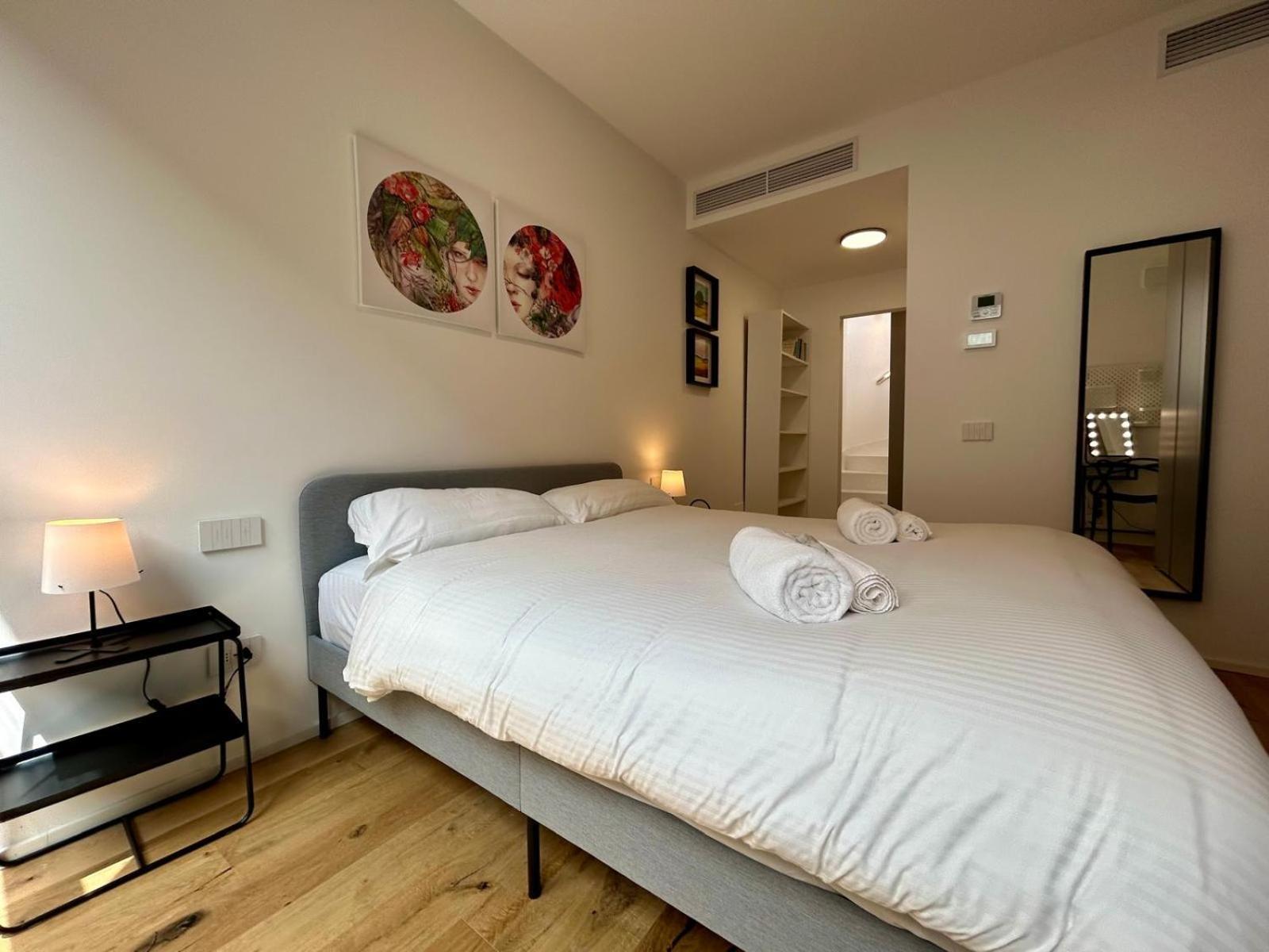 Kibilu Luxury Apt With Terrace, Isola District And Near Garibaldi Station Milan Bagian luar foto